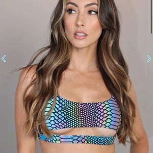 Underboob cut out crop top iridescent